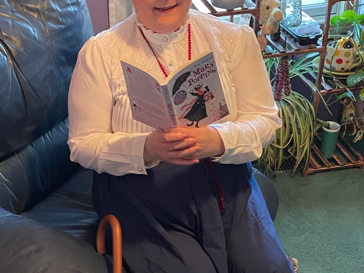 Mary Poppins Arrives